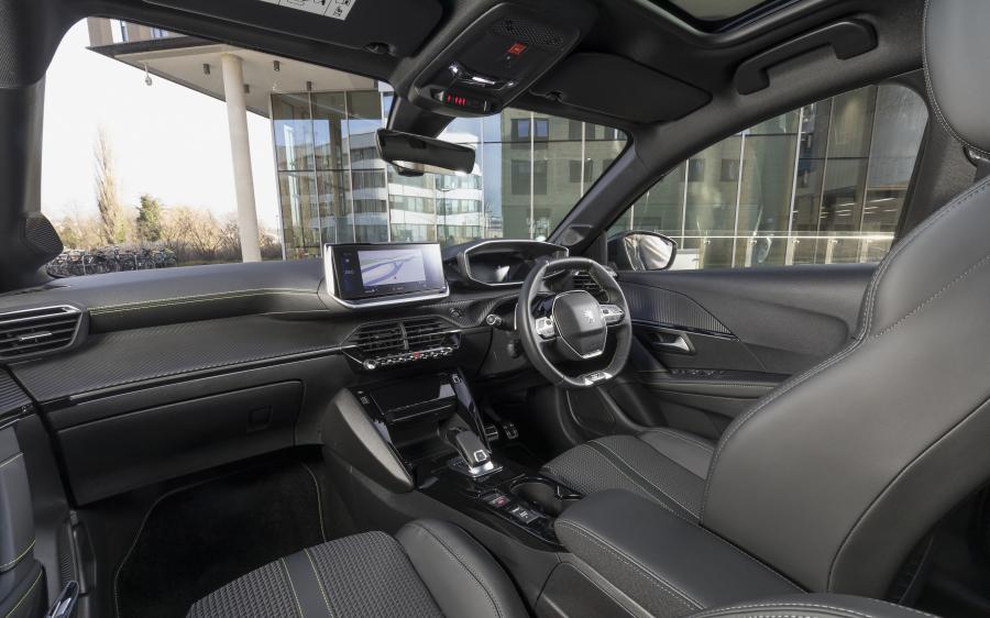 Торпедо Peugeot 208 GT-Line 2019 года  (UK) (фото 4 из 16)